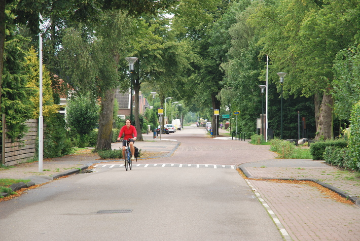 fietser door lege straat